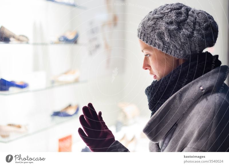 Schaufensterbummel für Frauen. Schaufenstergucker Kunde Käufer Laden Werkstatt schön kaufen Dame modern hübsch jung Lifestyle Kaufhof Fenster Verbraucher