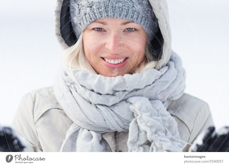 Mädchen spielt im Winter mit Schnee. Frau Porträt Schneeball jung kalt Schneeflocke Schönheit weiß schön Gesicht Lächeln attraktiv Schneefall Kaukasier hübsch