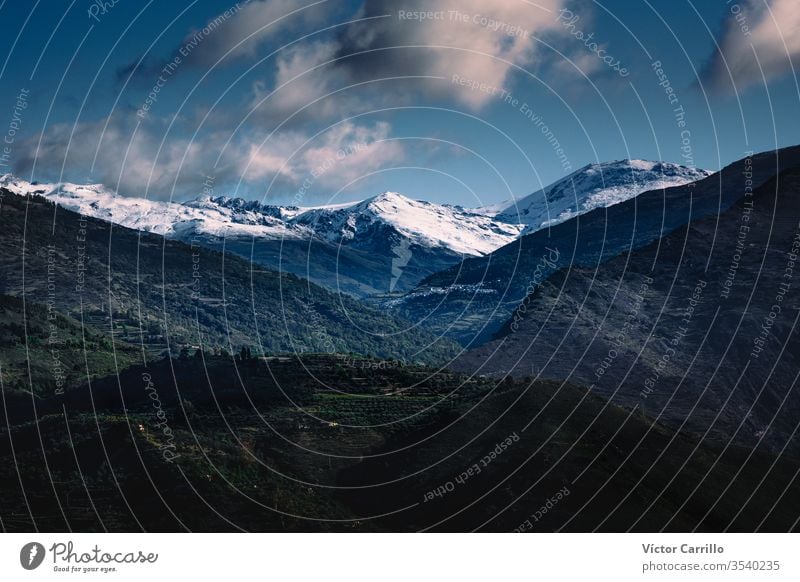 Gesamtansicht Las Alpujarras, Provinz Granada, Andalusien, Spanien, Westeuropa.schneebedeckte Berge Andalusia Architektur Anziehungskraft Blauer Himmel Gebäude