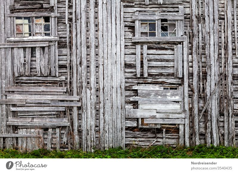 Patchwork Haus Scheune Brett Fassade Wand Gras Fenster kurios seltsam Menschenleer Flickwerk Vintage alt Patina Holz strange Verfall Hintergrund Struktur