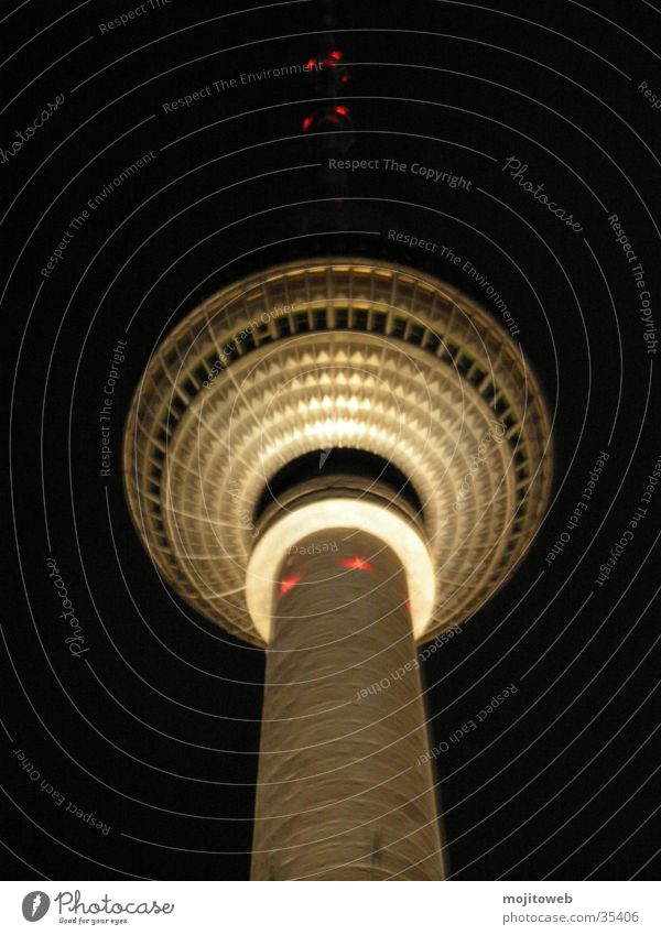 Der kleine Berliner 2 Nacht Licht Berliner Fernsehturm Kuppeldach Wahrzeichen Architektur Denkmal Turm