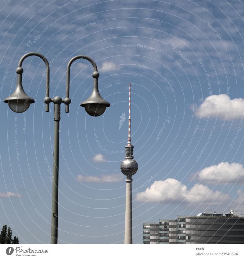 Ansicht von Berlin mit Fernsehturm Berlin-Mitte Stadtzentrum Hauptstadt Berliner Fernsehturm Alexanderplatz Wahrzeichen Turm hoch Bauwerk Sehenswürdigkeit blau