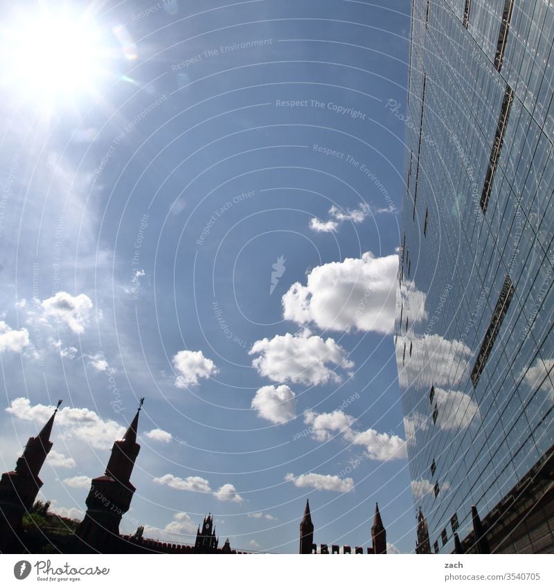 Spiegelfassade in Berlin, Reflektion der Oberbaumbrücke Spiegelbild Reflexion & Spiegelung blau Stadt Haus Architektur modern Wohnhaus Wohnung teuer Himmel