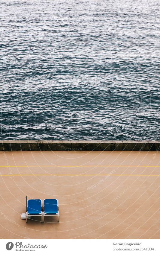 Luftaufnahme von zwei leeren Liegestühlen am Strand Feiertag MEER Urlaub Natur Antenne Sommer schön Ansicht Stuhl Wasser Küste blau Meer Landschaft Tourismus