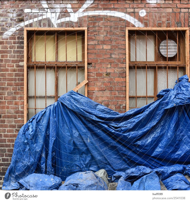 Blaue Bauplane auf Sanierungsfall blau Plane Sanieren sanierungsbedürftig Baustelle Abdeckung Baugerüst Gerüst Schutz Fassade baufällig Altstadt Renovieren