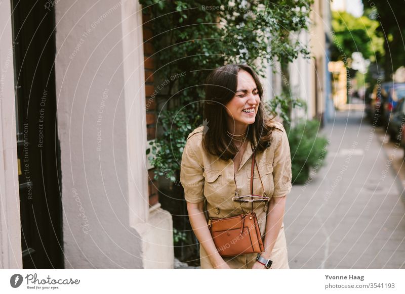 Lachende Frau in Paris Stadtzentrum Sommer glücklich glückliches gesicht fröhlich lachen lachend urban charmant Altbauwohnung Haus Fenster Farbfoto