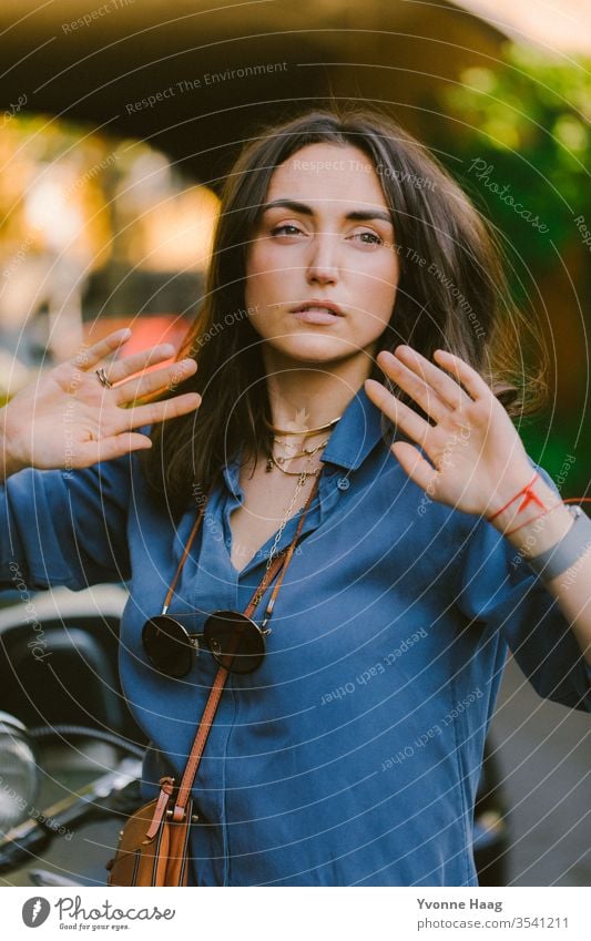 Frau in Bewegung mit blauem Kleid und Sonnenbrille Stadtzentrum Sommer urban Paris charmant Schatten sonnig Brille Fashion accesoire Tasche Außenaufnahme Mensch