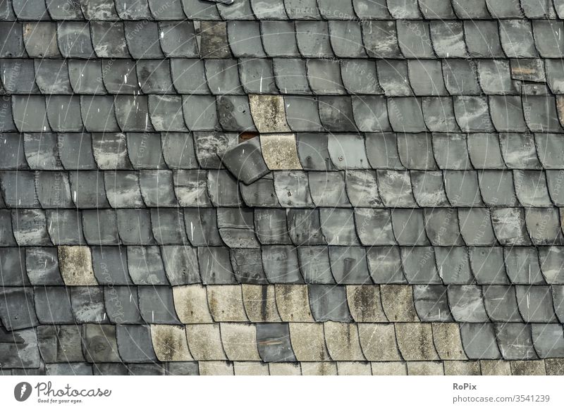 Schieferschindeln an einer alten Fassade. Mauerwerk slate reinforcement Stein Naturstein Steinwand stone Wand wall Bauwerk Architektur Textur Struktur Haus