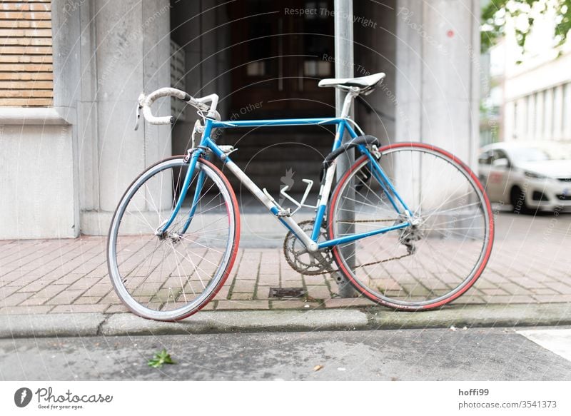 Rennrad am Pfahl angeschlossen Lifestyle retro Fahrrad Fahrradfahren Verkehrsmittel retrostyle retro Siebziger Jahre Fahrradsattel Schloss Sport Altstadt Stadt