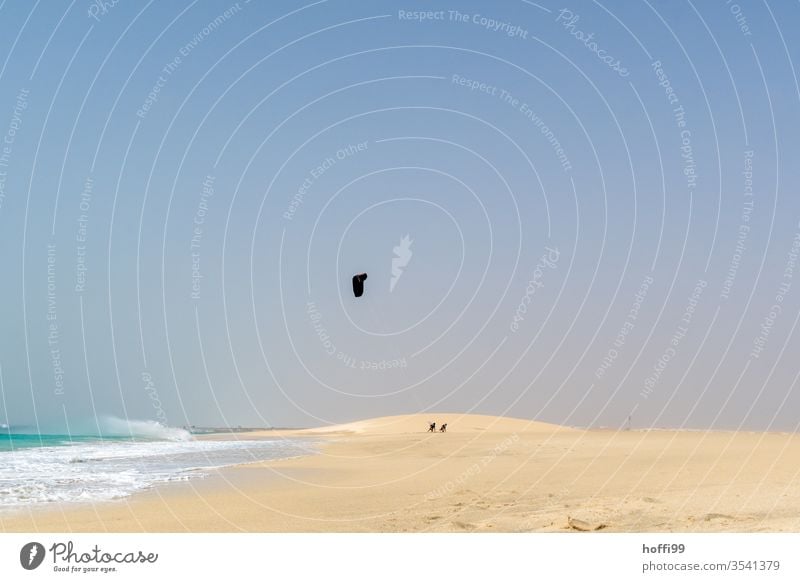 Kitesurfer am Strand nach dem Rennen auf dem Weg nach Hause Dühne Wüste Wellen Wellengang Atlantic Ocean atlantischer ozean Ozean weite Meer Wasser Küste