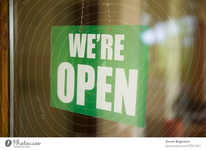 Open-Schild auf dem Glas der Tür im Geschäft Werbung Transparente Bar Holzplatte Business beschäftigt Café Großstadt Konzept Tag Eingang Außenseite Vorderseite