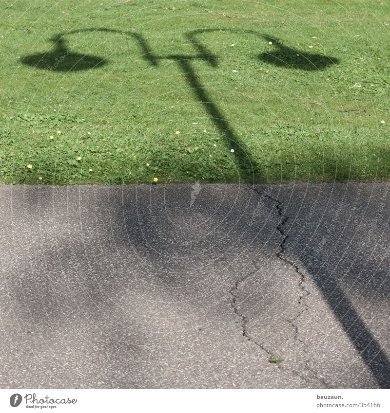 schattenwelt. Ausflug Natur Landschaft Erde Gras Garten Park Wiese Platz Personenverkehr Wege & Pfade grau grün Farbfoto Außenaufnahme Menschenleer