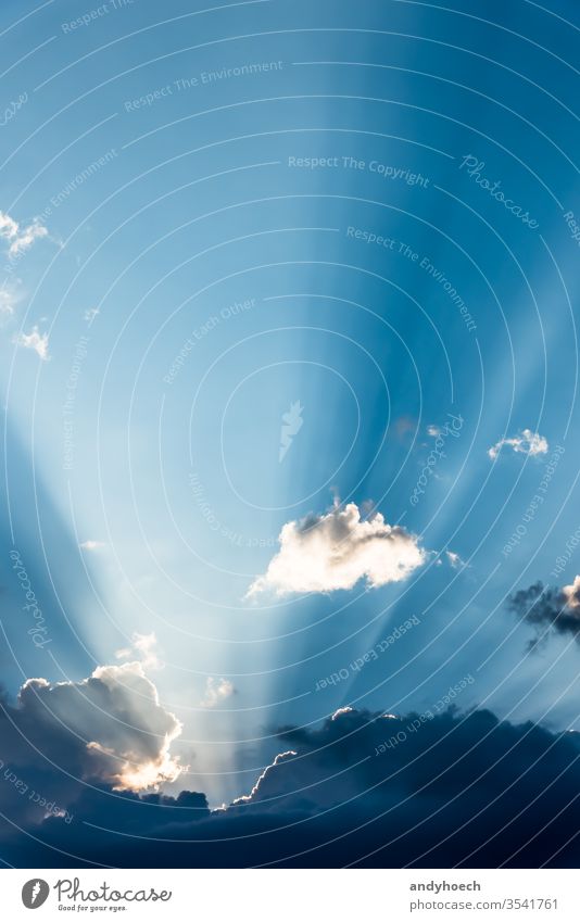 Ein Sonnenstrahl schaut hinter den Wolken hervor abstrakt Air Atmosphäre Hintergrund schön Schönheit hinten blau hell Chance Klima Cloud Wolkenlandschaft wolkig