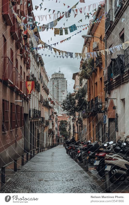 Blick auf die Straße in Madrid mit dem Madrider Turm im Hintergrund. Stadtbild Europa Spanien Gebäude urban melancholisch Hipster torre madrid Stadtszene