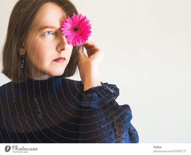 Wunderschönes weibliches Porträt mit rosa Gerbera-Blüte Frau Blume Schönheit Muttertag Mode eine einzigartig Haut Auge Pflege Gesicht jung Hand Beteiligung