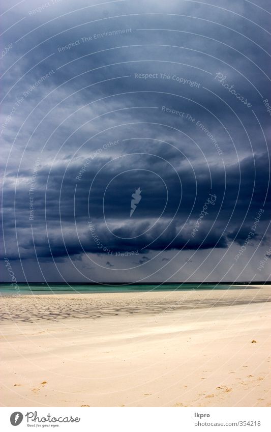 Madagaskar Küste, neugieriger Iranja Strand Meer Insel Sand Wolken Regen blau braun Sabbia Spiaggia Stute oceano Marone Bassa-Harnstoff nuvole Isola acqua