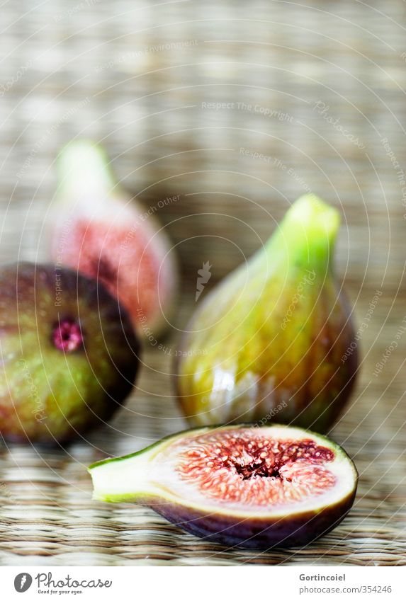 Figues Lebensmittel Frucht Ernährung Bioprodukte Vegetarische Ernährung frisch lecker süß Feige Farbfoto Innenaufnahme Textfreiraum oben Schwache Tiefenschärfe