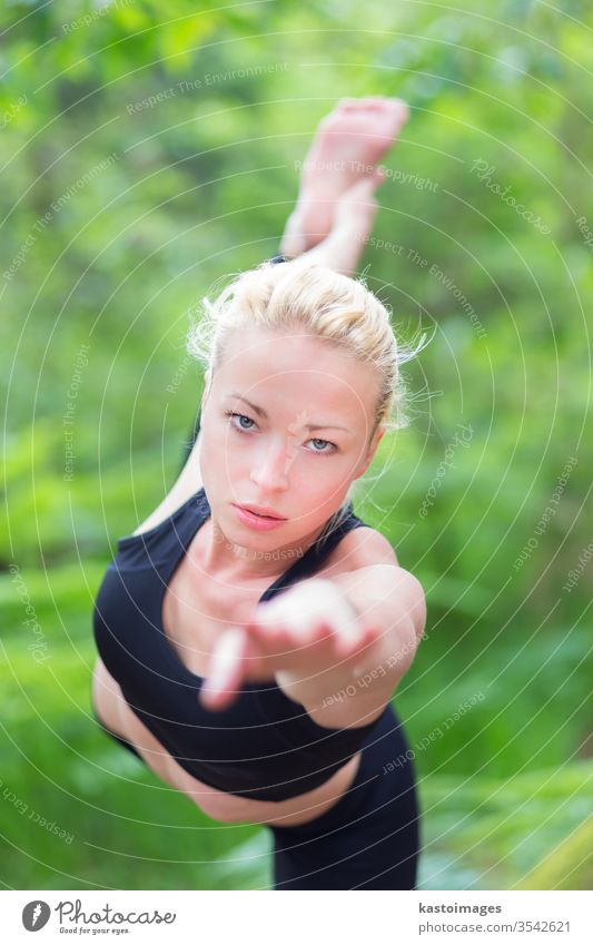 Frau, die Yoga in der Natur praktiziert. im Freien Park Harmonie Gleichgewicht Pose Erholung Gesundheit Übung Mädchen Lifestyle jung Person Meditation Körper