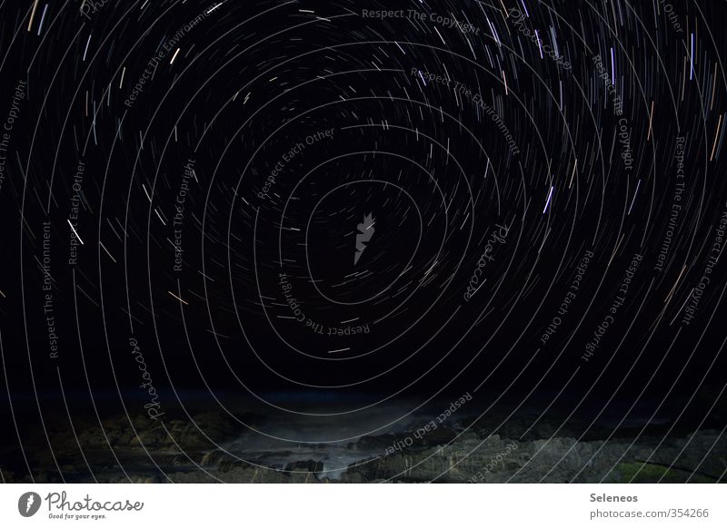 sternenklar Ferne Freiheit Umwelt Natur Landschaft Himmel Nachthimmel Stern Horizont Wellen Küste Meer drehen dunkel schwarz Sehnsucht Fernweh Navigation