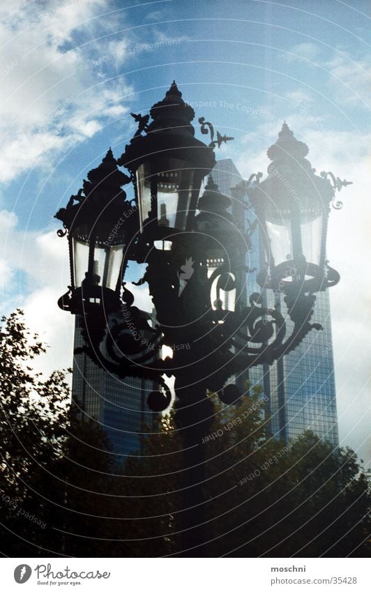 Straßenlaterne Straßenbeleuchtung Laterne Lampe Hochhaus Stadt historisch