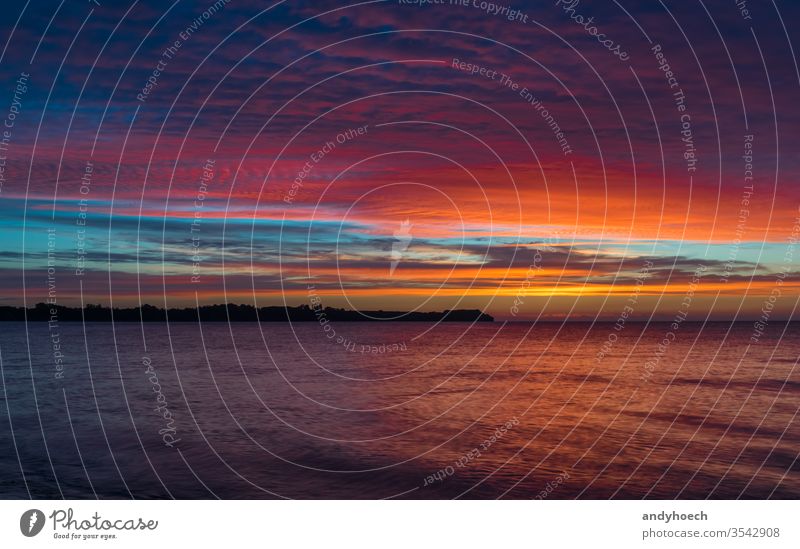 Dramatischer Himmel über dem Kap der Inseln Hintergrund baltisch Bucht Strand schön Schönheit blau Cloud Wolkenlandschaft wolkig Küste Küstenlinie Farbe