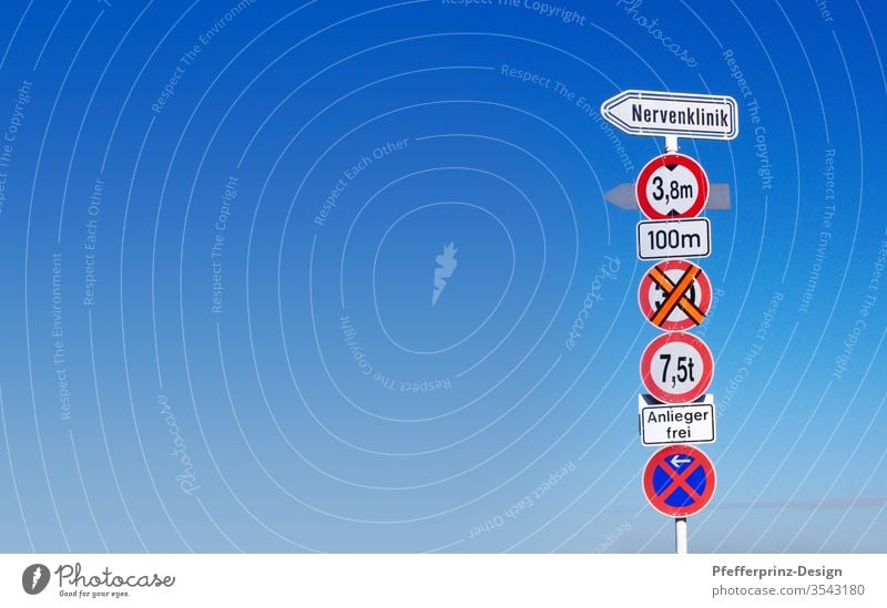 Verkehrsschild und blauer Himmel Schilderwald Schilder & Markierungen Außenaufnahme Wegweiser