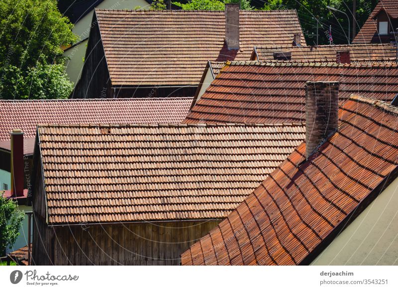 Dach an Dach. Kleines Fränkisches  Dorf. Ganz nahe, Haus an Haus. Dächer Farbfoto Außenaufnahme Menschenleer Architektur Gebäude Fassade Bauwerk Tag Wand Mauer