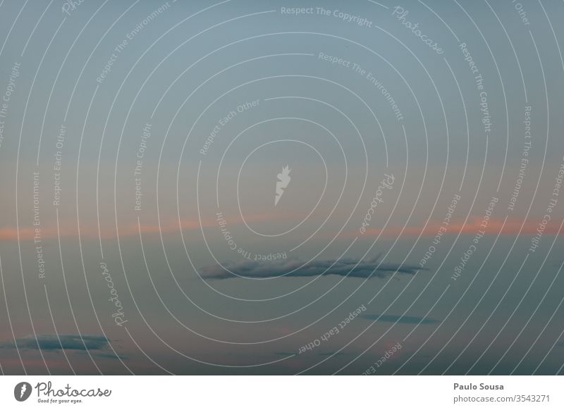 Sonnenuntergangshimmel mit Wolken Hintergrund formatfüllend Himmel Wolkenloser Himmel Freisteller Bildausschnitt Hintergrund neutral Außenaufnahme Menschenleer