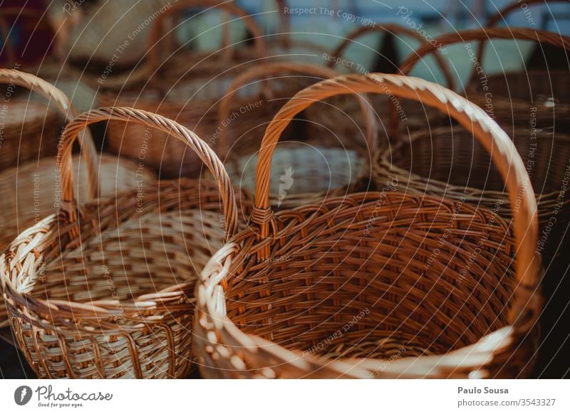 Weidenkorb zu verkaufen Korb Markt Marktplatz Marktstand Künstlerwerkstatt handgefertigt Farbfoto mehrfarbig Außenaufnahme Stillleben Portugal