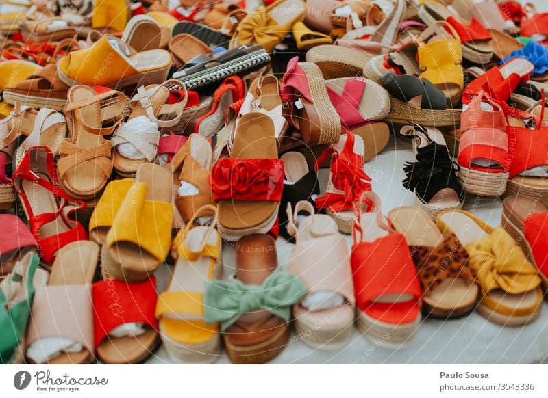 Bunte Damenschuhe zu verkaufen Frau Schuhe Sale Markt Marktstand Farbfoto Außenaufnahme Einzelhandel Konsum Hintergrund Mode Farbe farbenfroh Design Entwurf