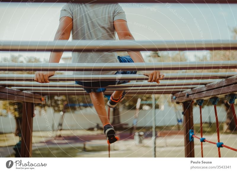 Junge spielt auf dem Spielplatz Spielplatz-Verbot Spielen Einsamkeit Natur Kind Freude Freizeit & Hobby Aktion Kindheit Glück Menschen Sommer Fröhlichkeit