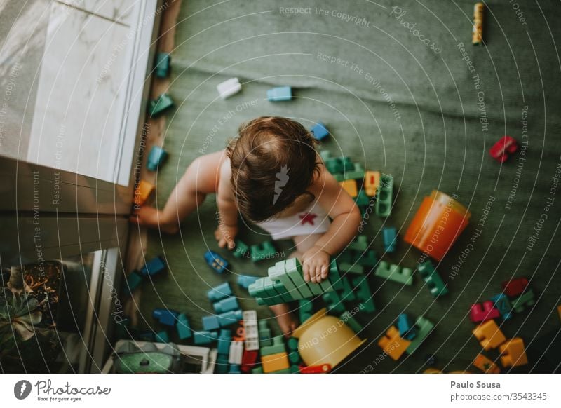 Zu Hause spielendes Kind Kinderspiel Kindheitserinnerung Kindererziehung Mädchen mehrfarbig Freude Kindergarten Familie & Verwandtschaft Bildung Kleinkind