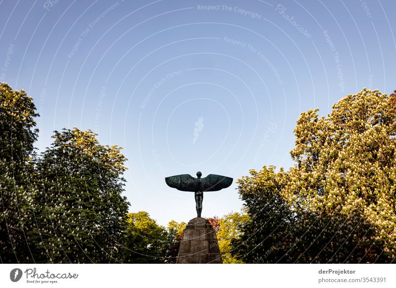 Otto Lilienthal-Denkmal in Berlin Blick nach oben Blick nach vorn Vorderansicht Ganzkörperaufnahme Oberkörper Porträt Starke Tiefenschärfe Kontrast Schatten