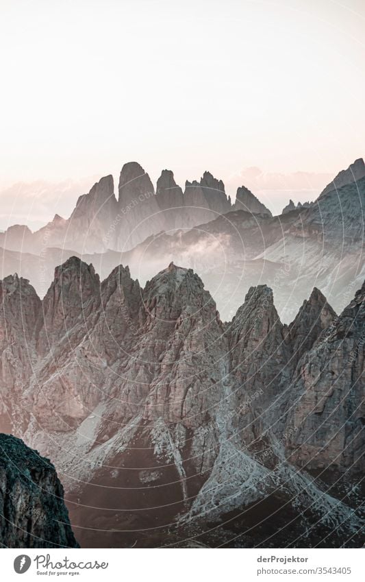 Sonnenuntergang in den Dolomiten mit Blick auf die Berge Naturerlebnis Tourismus Panorama (Aussicht) Starke Tiefenschärfe Totale Sonnenstrahlen Lichterscheinung