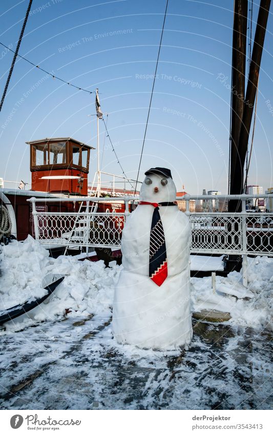 Schneemann auf Schiff am Alten Hafen Berlin Ferien & Urlaub & Reisen Städtereise Sightseeing Ausflug Tourismus Umwelt Winter Schönes Wetter Eis Frost Flussufer