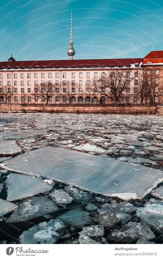 Eisschollen mit Fernsehturm Ferien & Urlaub & Reisen Städtereise Sightseeing Ausflug Tourismus Umwelt Winter Schönes Wetter Frost Flussufer Hauptstadt