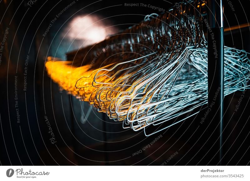 Kleiderbügel in einer Veranstaltunggarderobe Berlin Kultur Musik Architektur Menschenleer Kunst avant garde Konzert spot Licht Lichterscheinung Kleidung