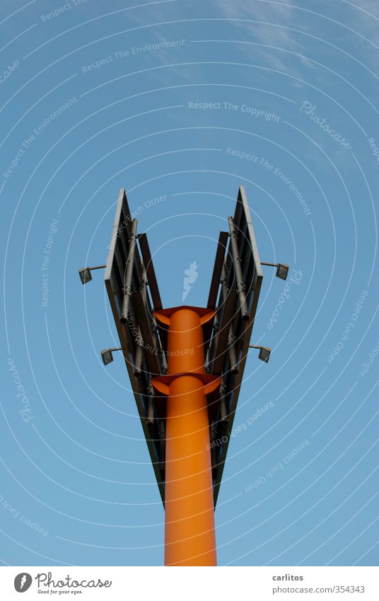 Weihnachtsengel Wolkenloser Himmel stehen Fahnenmast Pylon Werbung Werbeschild Scheinwerfer orange blau Froschperspektive abstrakt Farbfoto Außenaufnahme