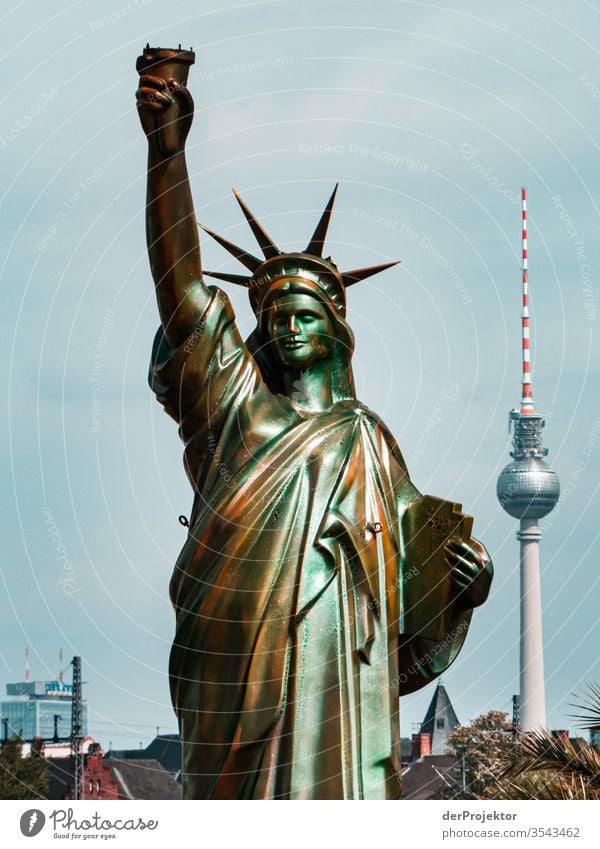 Die Freiheitsstatue mit Fernsehturm - seltener Anblick Schatten Coolness Kraft Mut außergewöhnlich Erfolg Tatkraft trendy selbstbewußt ästhetisch Menschenleer