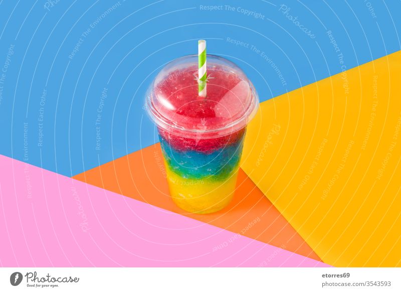 Bunter Slushie verschiedener Geschmacksrichtungen blau farbenfroh trinken frisch gefroren granita eisbedeckt Zitrone orange Kunststoff Regenbogen rot