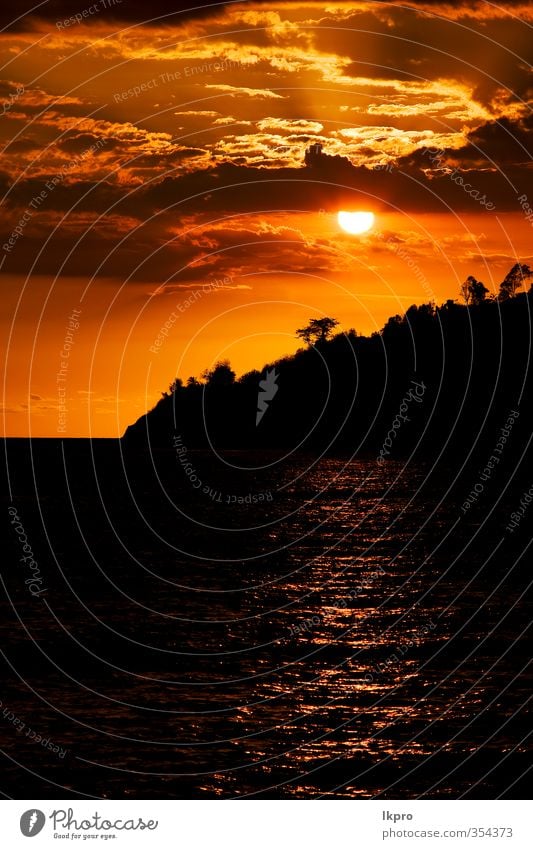 Sonnenuntergang auf der Insel neugierig sein Madagaskar der Ozean Strand Meer Berge u. Gebirge Natur Himmel Wolken Baum Hügel gelb grau rot schwarz weiß Nosy Be