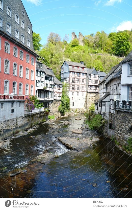 Historische Altstadt Monschau in der Eifel historische Altstadt Häuser Tuchmacher-Stadt Perle der Eifel Rur Natur Außenaufnahme Farbfoto Sehenswürdigkeit sonnig