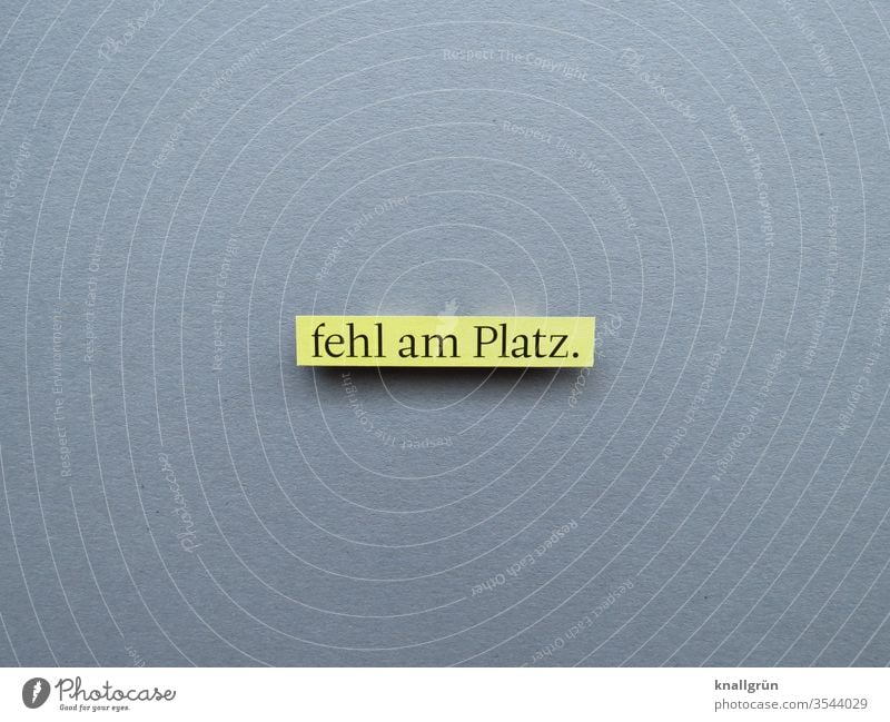 Fehl am Platz überflüssig falsch unpassend Gefühle Buchstaben Wort Satz Schriftzeichen Kommunikation Text Sprache Letter Typographie Mitteilung