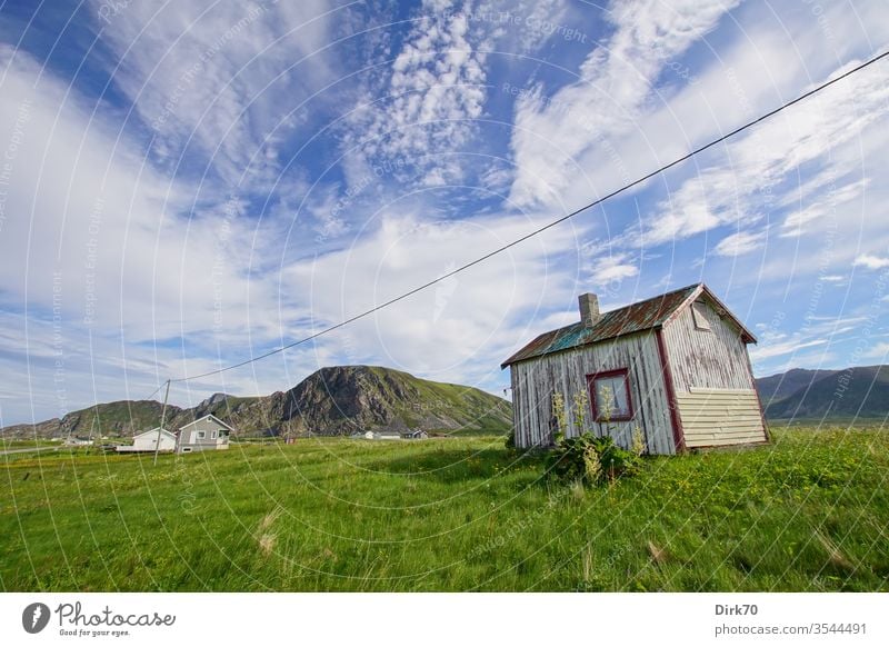 Dorf auf den Vesteralen Norwegen Norwegenurlaub Außenaufnahme Farbfoto Natur Landschaft Menschenleer Berge u. Gebirge Ferien & Urlaub & Reisen Himmel Tag Wolken