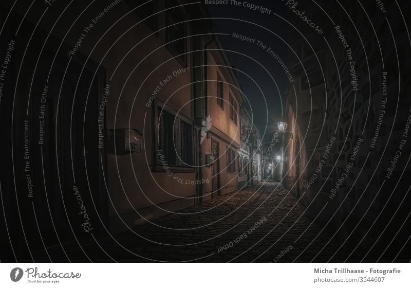 Altstadtgasse bei Nacht Gasse Erfurt Thüringen Mauern Fassade Türen Fenster Laternen Laternenschein Dunkelheit Nebel Dunst diesig dunkel Pflaster Pflastersteine