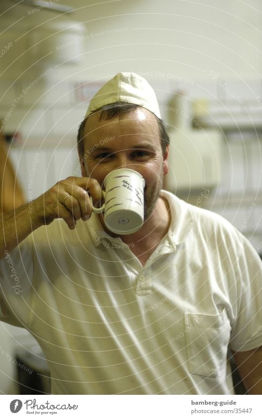 Bäckermeister nach getaner Arbeit trinken Bamberg Konditorei Mann kochen & garen Kaffee loskarn konditor