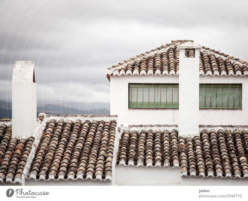 architektur, mediterran. Dach Dachziegel Architektur rot Haus Außenaufnahme Farbfoto Gebäude Menschenleer Tag Bauwerk Stadt Fenster Fassade alt historisch