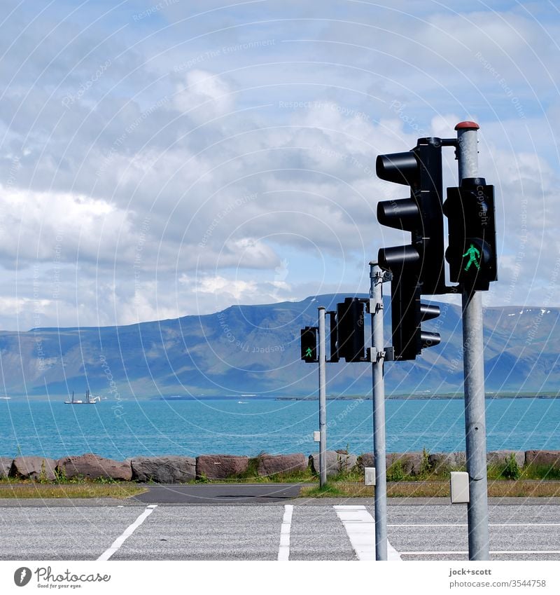 Freie Fahrbahn für Isländer Fußgängerampeln Straße Grün Himmel Wolken Meer Landschaft Natur Schönes Wetter Sommer grüne Ampel Umwelt authentisch Inspiration