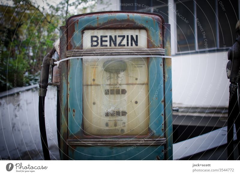 Benzin Zapfsäule Nostalgie alt Vergangenheit Vergänglichkeit Zahn der Zeit Gedeckte Farben Tankstelle Wandel & Veränderung Design Rost Schriftzeichen