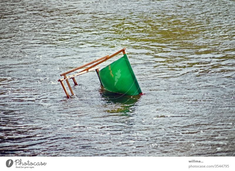 wenn der urlaub in wasser fällt... Liegestuhl Wasser untergehen Fluss See ins Wasser gefallen Holzliegestuhl Menschenleer Meer Ferien & Urlaub & Reisen